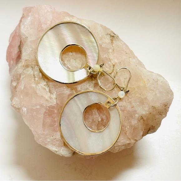 Mother of Pearl Dangle Circle Earrings - Picture 4 of 4
